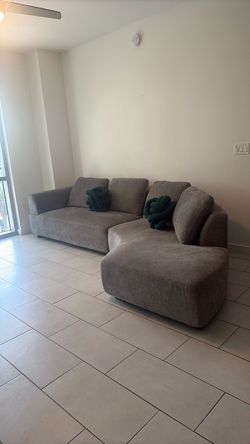 🛋️ Modern Sectional Sofa – Great Condition