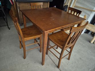 Dining Table With 4 Chairs In Good Condition, Please See All The Pictures For Details 