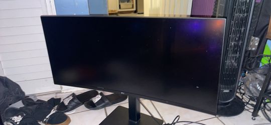 32’ CURVED LG MONITOR