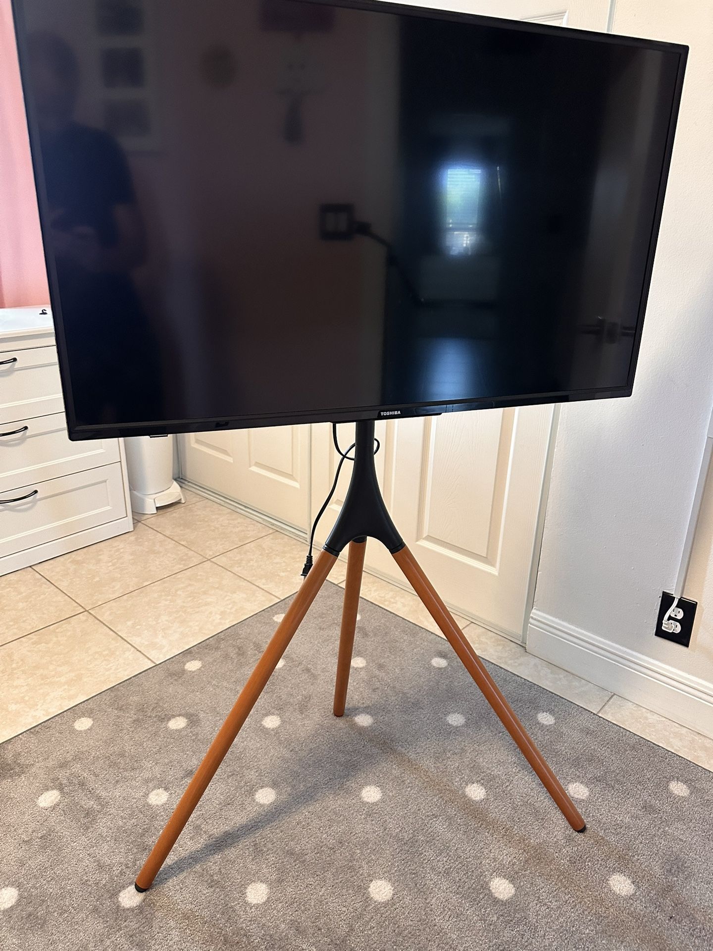 TV Stand for 43-65 Inch TVs, 180° Swivel Tripod TV Stand up to 88 lbs, Floor TV Mount with Cable Management for Bedroom, Living Room and Corner, Max V