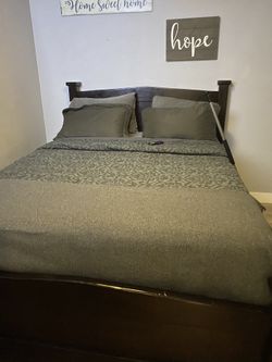 Queen bed w/ mattress
