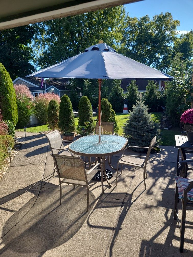Glass Top Padio Table And 5 Chairs With Unbrella. No Base.