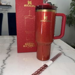 40oz Stanley scarlet tinsel new! Plus 2 new straws