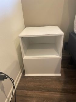 2 matching white wood night stands / end tables