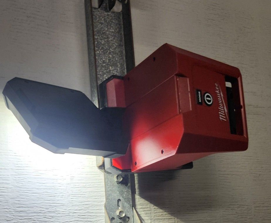 Milwaukee M18 Rover Flood Light 1500 lumens of High Definition TruView Output.