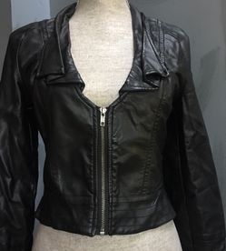 Candie’s black faux leather cropped jacket/ medium
