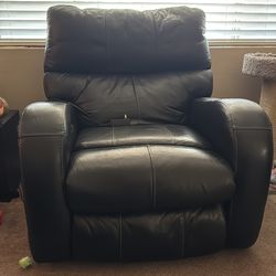 Black leather Catnapper Recliner