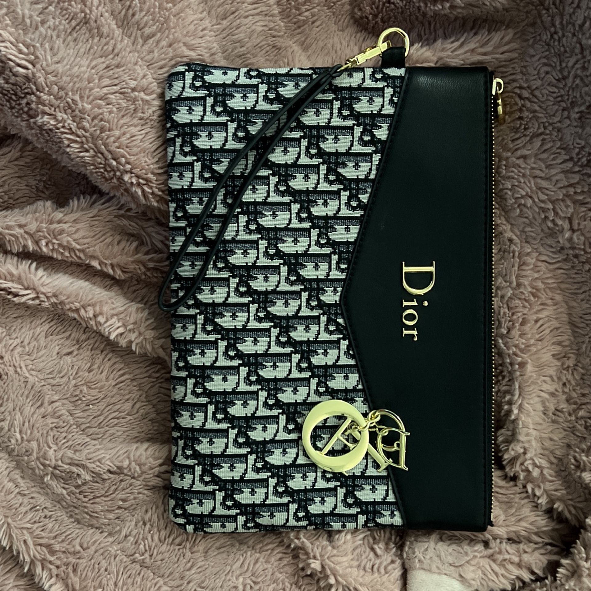 Beautifully Made Blk & Beige Pouch Wristlet