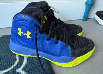 Boys Under Armour basketball shoes - size 5