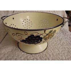 Vintage Tabletops Unlimited Vino Grapes 5 Qt. Metal Colander