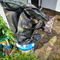Size 11 Itailian Dirt bike Boots And Size Large  Chest Protector 