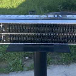 Behringer Equalizer 