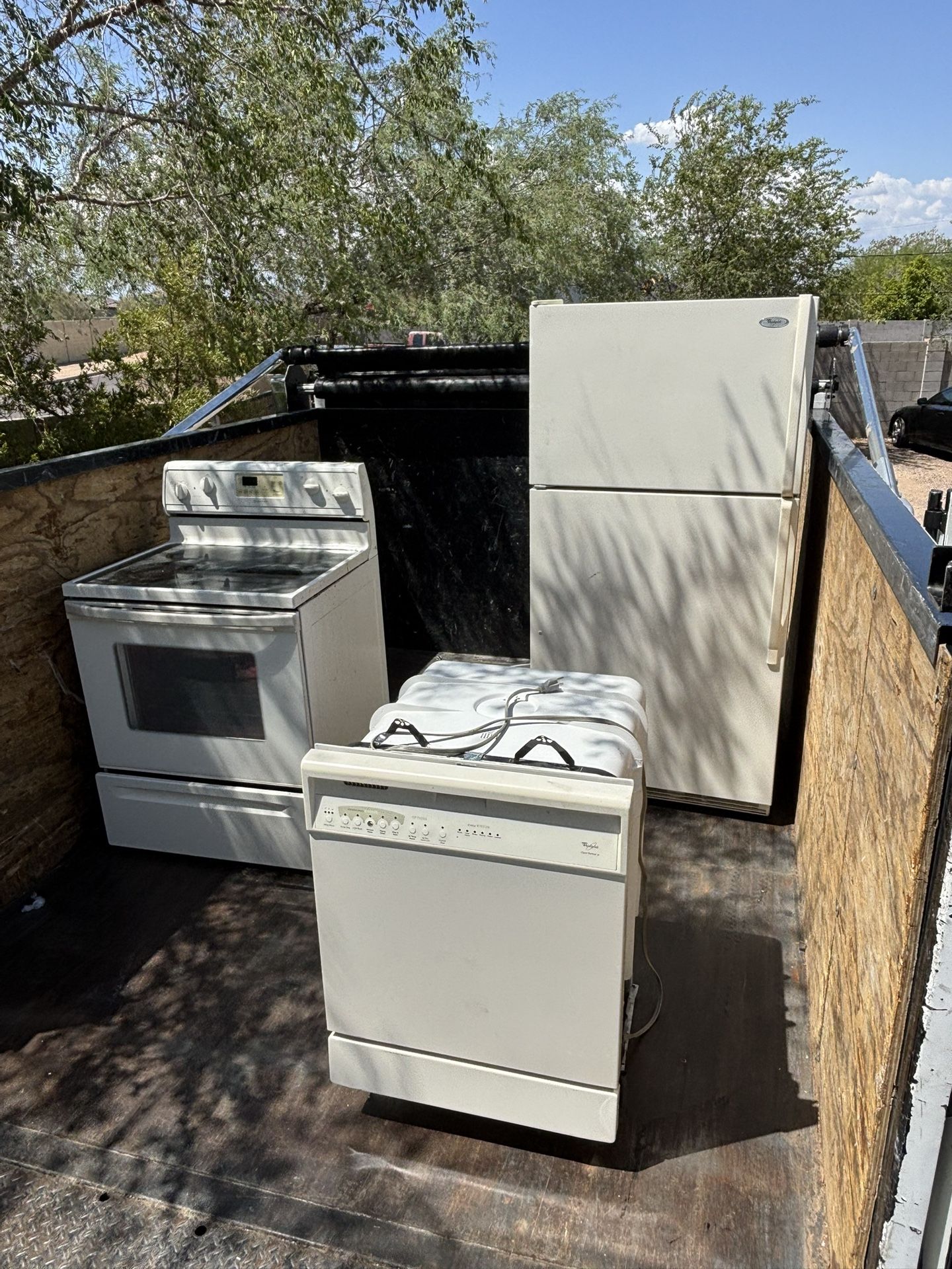 Whirlpool Appliance Set Fridge Stove Dishwasher
