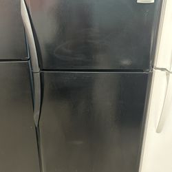 Black 18 Cubic Foot Refrigerator With Ice Maker 