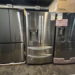 LG - 4-Door French Door Refrigerator With water And Ice Dispenser 