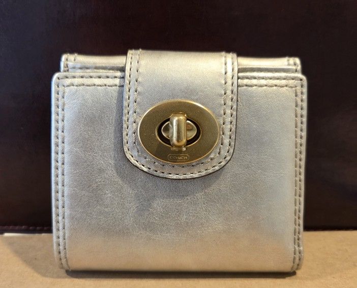 Coach Classic, Ladies Genuine Platinum Leather Wallet!