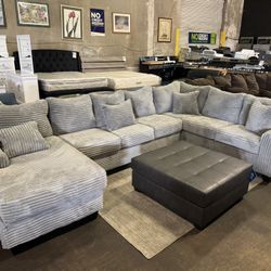 3-PC Sectional. 🚚WE DELIVER🚚