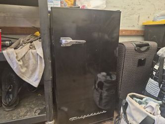 Mini fridgdare refrigerator