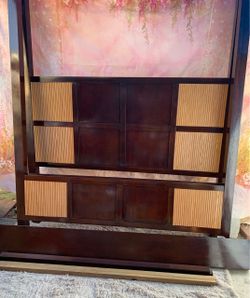 Queen canopy bedroom set beautiful style and tone colors has been restored color Brown!!🌺