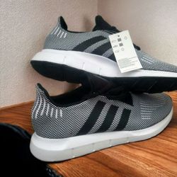Adidas swift run black and white Size 11,5