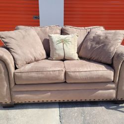 HAVERTYS COUCH & SIDE TABLES😯😯FLOOR MODEL❤️EXC COND💯Dont Wait🏃🏼‍♀️SAVE NOW! OBO🙂MUCH MORE! 