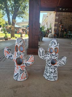 Talavera Ghost Cactus. Halloween Or Dia De Muertos. Pottery $55 cada una.
