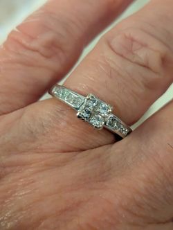 14k WHITE GOLD DIAMOND RING SZ 7 