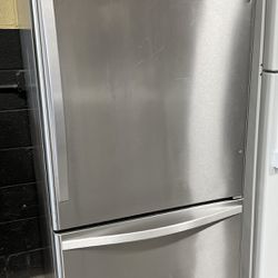 33” Bottom Freezer Refrigerator w/ICE MAKER 