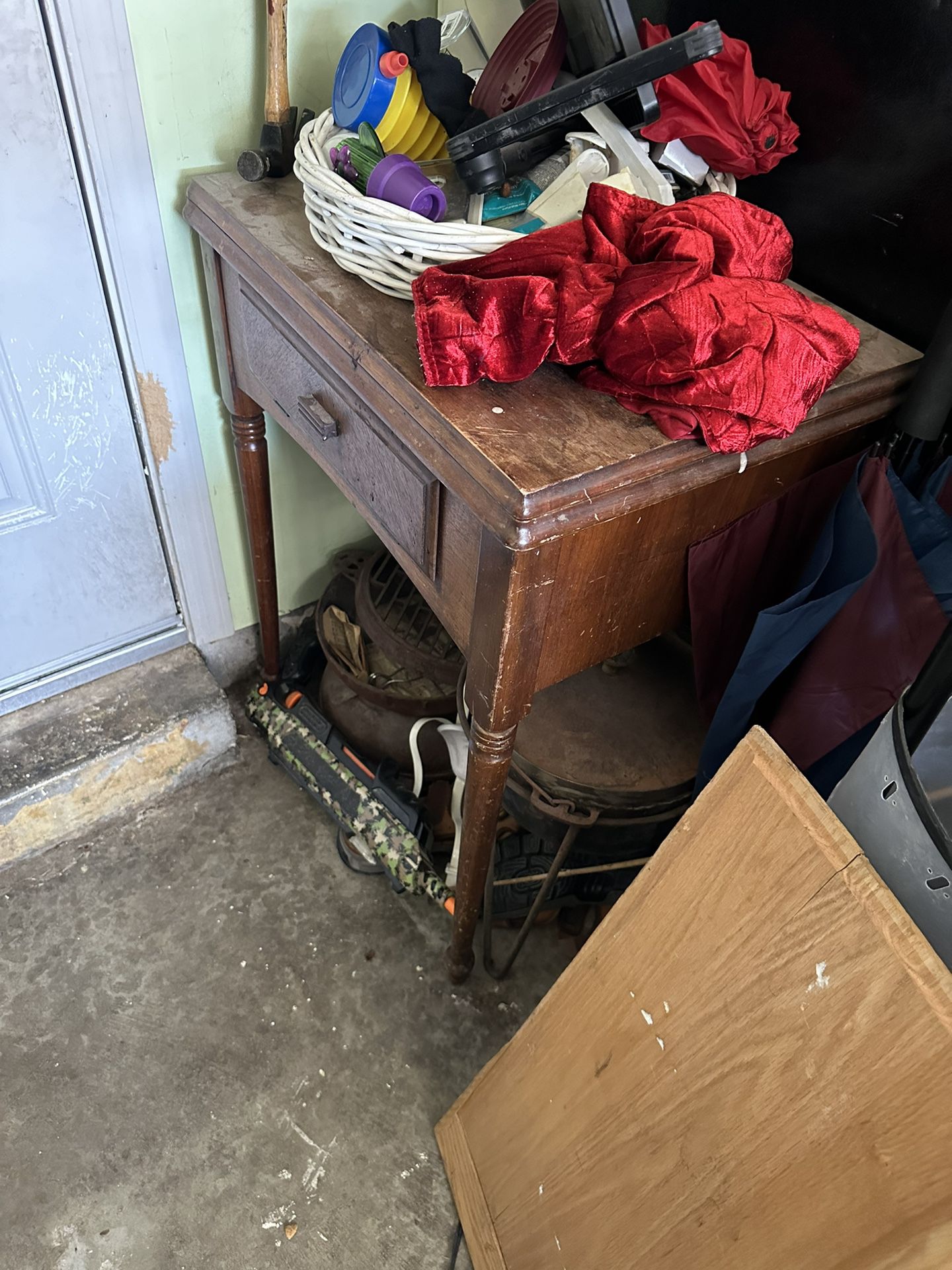 Vintage/antique Sewing Table With Machine 