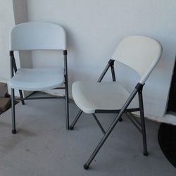 2 Folding Chairs 