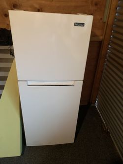  White Magic Chef 10.1  Cu.Ft  TopFreezer Refrigerator 