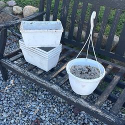 6 PLASTIC PLANTERS