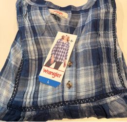 Woman’s large Wrangler shirt