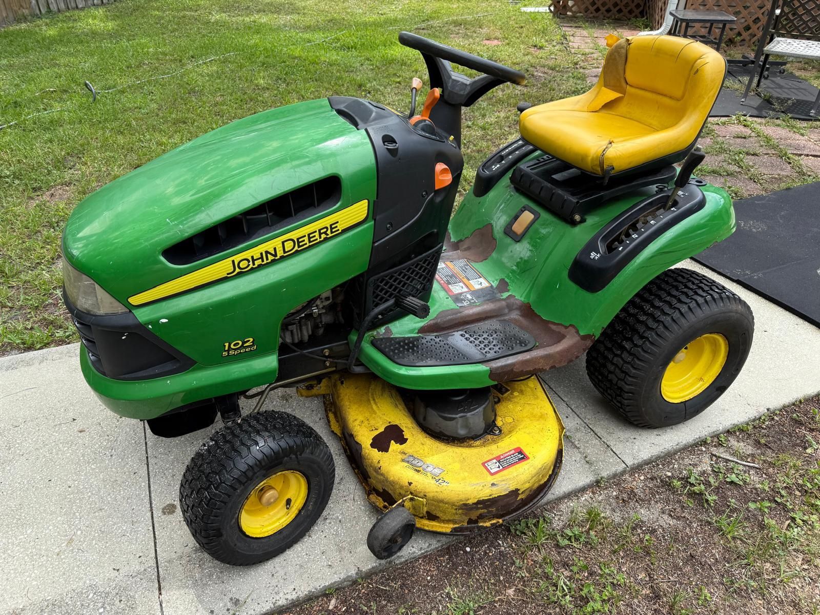 John Deere Single cylinder Gas Riding lawn mower