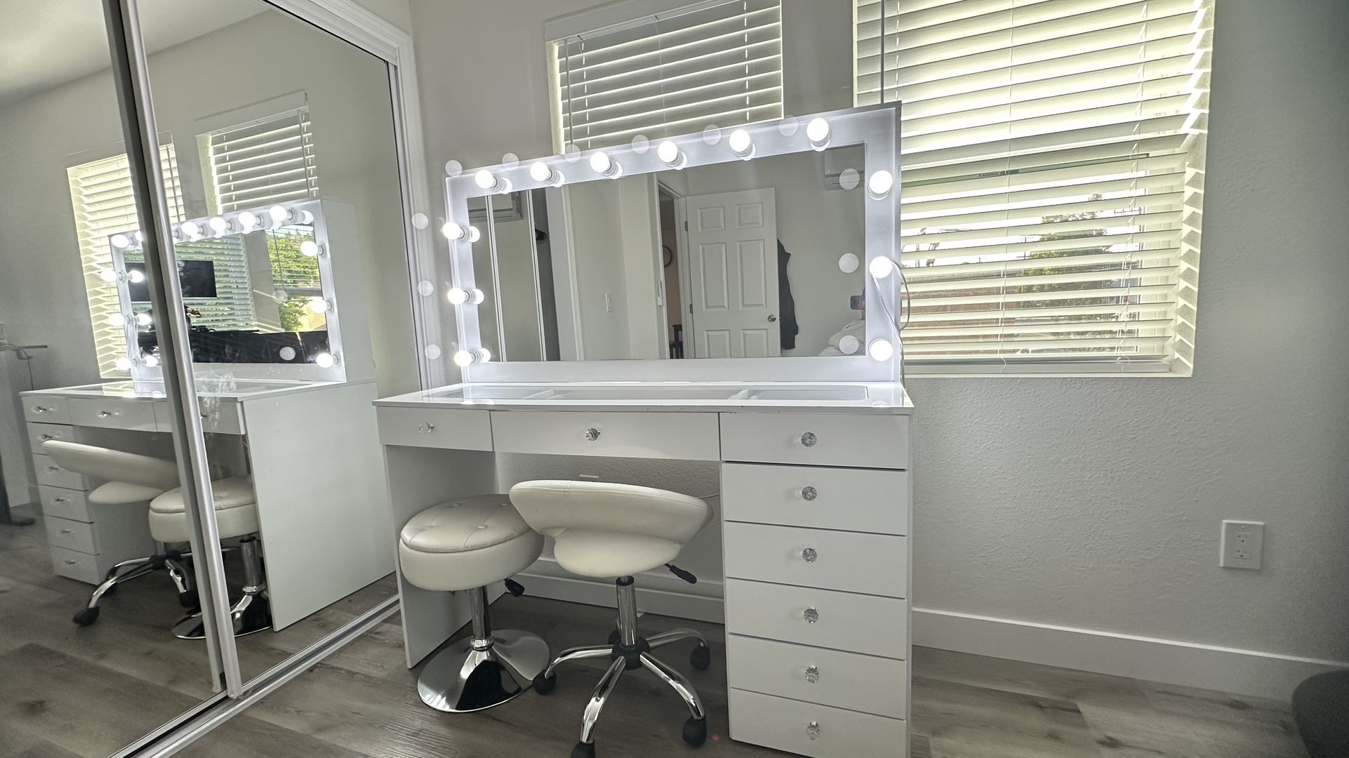 Vanity Mirror With 2 Chairs