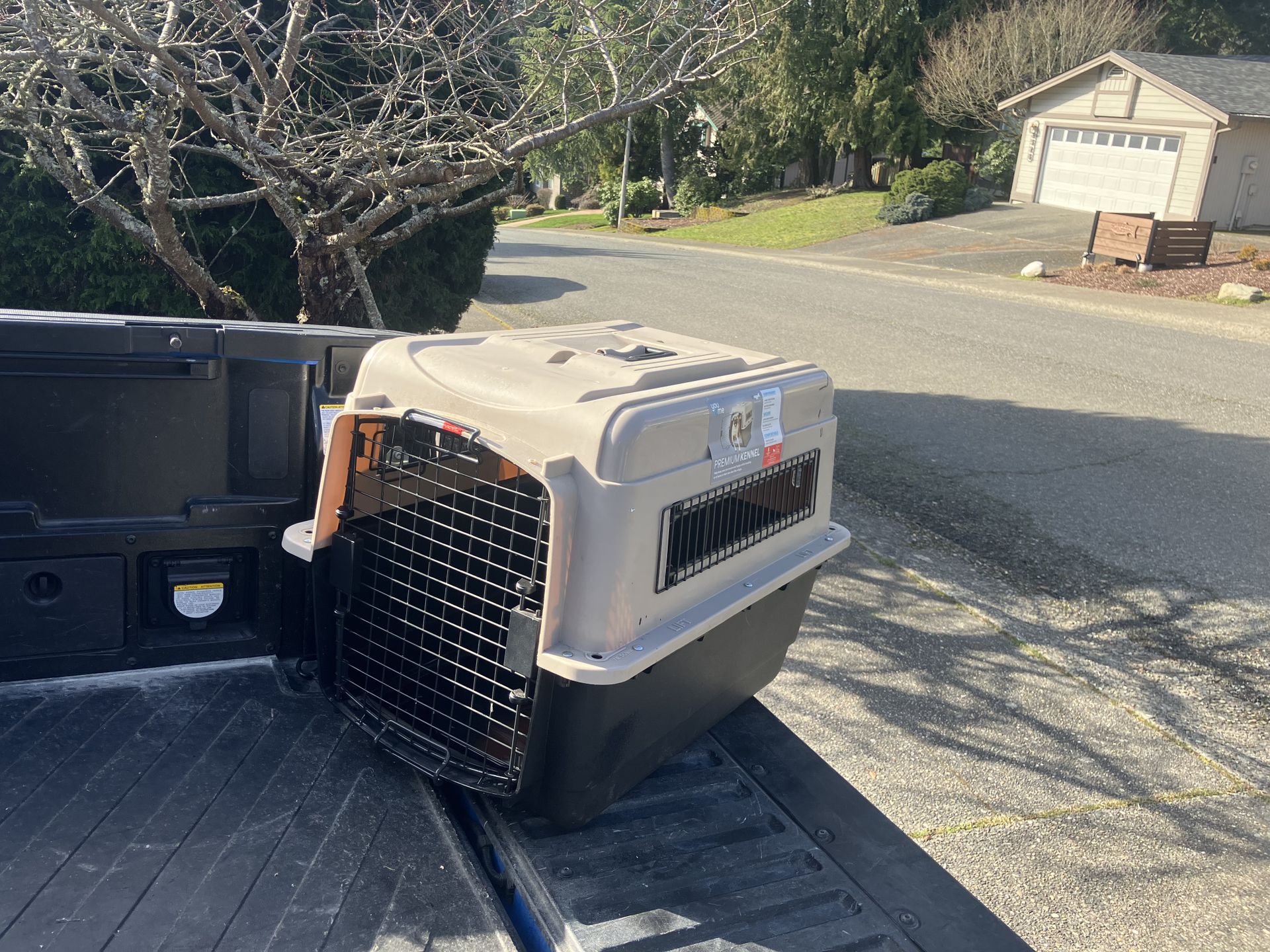 Medium Dog Kennel Crate Carrier Airline Approved like New 28” L by 20” W by 20”