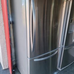 LG 33" WIDE APARTMENT SIZE 24CU FT STAINLESS STEEL BOTTOM FREEZER REFRIGERATOR WITH ICE 🧊 MAKER 