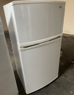 Whirlpool Top Freezer Fridge – White, Ice Maker Ready, Clean