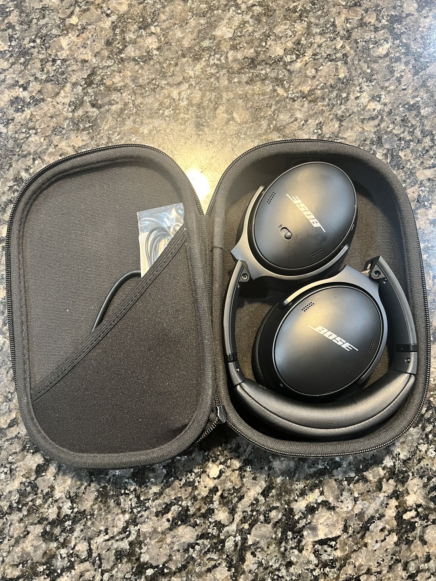 Bose QC45 Almost New. Never Used