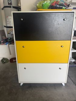 Shoe storage cabinet