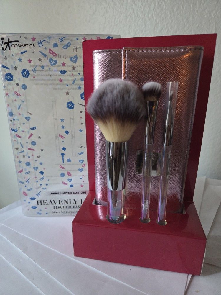 IT COSMETICS HEAVENLY LUXE BRUSH SET, NEW IN BOX