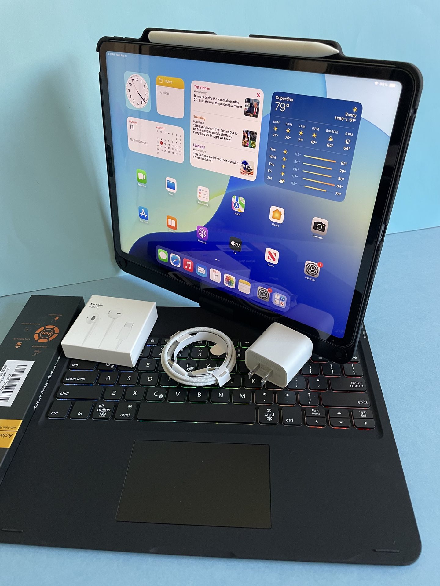 Apple IPad Pro 12.9” 4th Generation (2020 Model/ Face ID/Liquid Retina) 256GB with pen, keyboard & Accessories