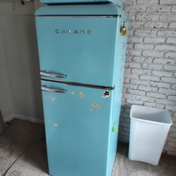 Galanz GLR12TBEEFR Refrigerator, Dual Door Fridge, Adjustable Electrical Thermostat Control with Top Mount Freezer Compartment, Retro Blue, 12.0 Cu Ft