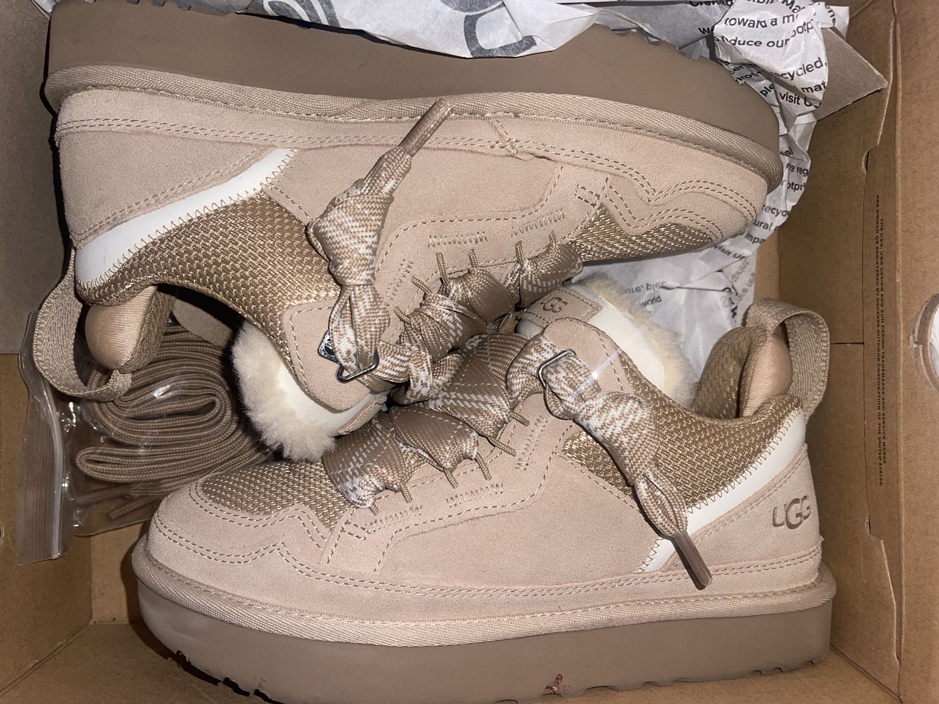 UGGS SHOE SIZE 8 BRAND NEW!!