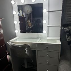 Original Glam Makeup Vanity With Shelf 