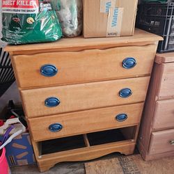Solid Wood Dresser missing the bottom Drawer you can storage shoes in