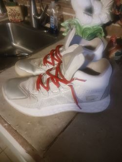 High top boost tennis shoes size 9.5 mens in excellent condition