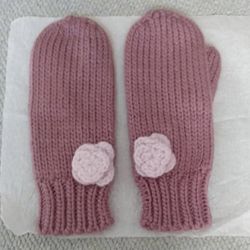 BRAND NEW LADIES DUSTY MAUVE MITTENS WITH SOFT LIGHT PINK FLORAL DECOR @ BOTH WRISTS - ONE SIZE FITS MOST 