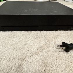 Microsoft Xbox one X 1TB + 2 wireless controllers