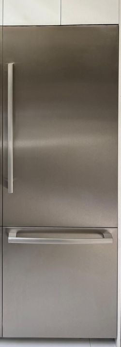 BOSCH Refrigerator B30BB930SSRS 02106 .